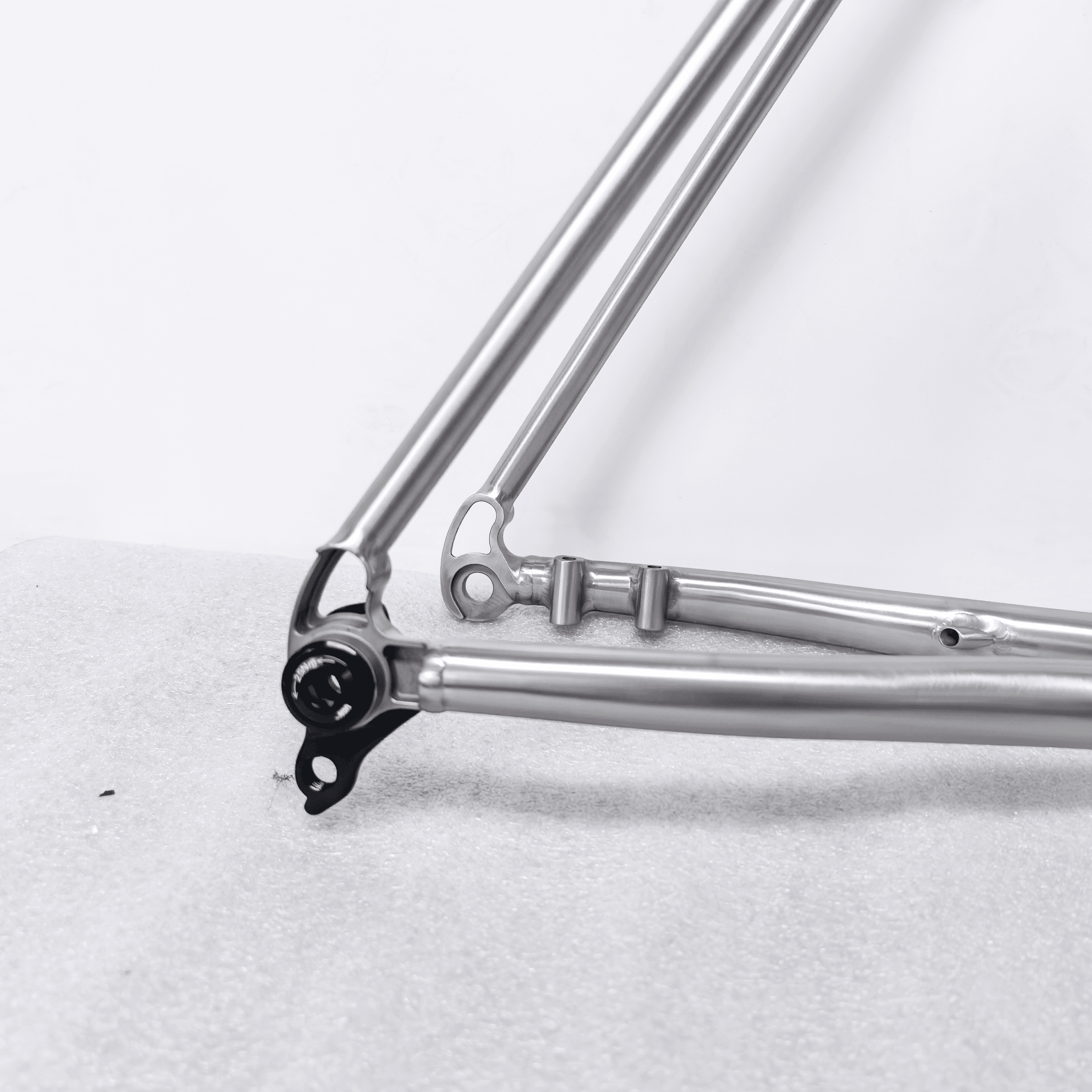 ELEGANCE titanium bike frame, view 5